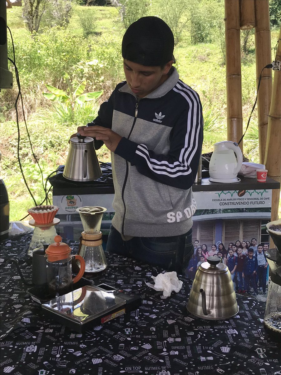 ASOPEPPLANADAS's tweet photo. La reconciliación y la paz se construyen con oportunidades, por eso Cristobal, hijo de ex combatientes, es el encargado de preparan el café de nuestro recuento del #octoberbigday 
@FondoONUCol @katCertuche @AFP @diegoCOLbirding @DeTolimense https://t.co/ijBlE3B3TV