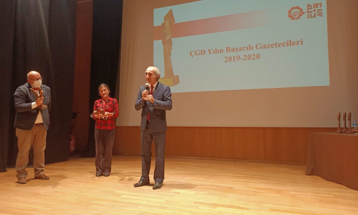 #ÇGDYılınBaşarılıGazetecileri töreninde Orhan Koloğlu İnceleme Araştırma Ödülü'nü 2020 yılı için "Yakın Dönem Türk Basın Tarihi" kitabıyla <a href="/hifzitopuz/">hıfzı topuz</a> hocamız ile meslektaşımız <a href="/yasarecep/">recepyasar</a> aldı..
Ödülü <a href="/ilefsocial/">ilef - Ankara Üniversitesi</a> Dekanı Abdülrezzak Altun sundu