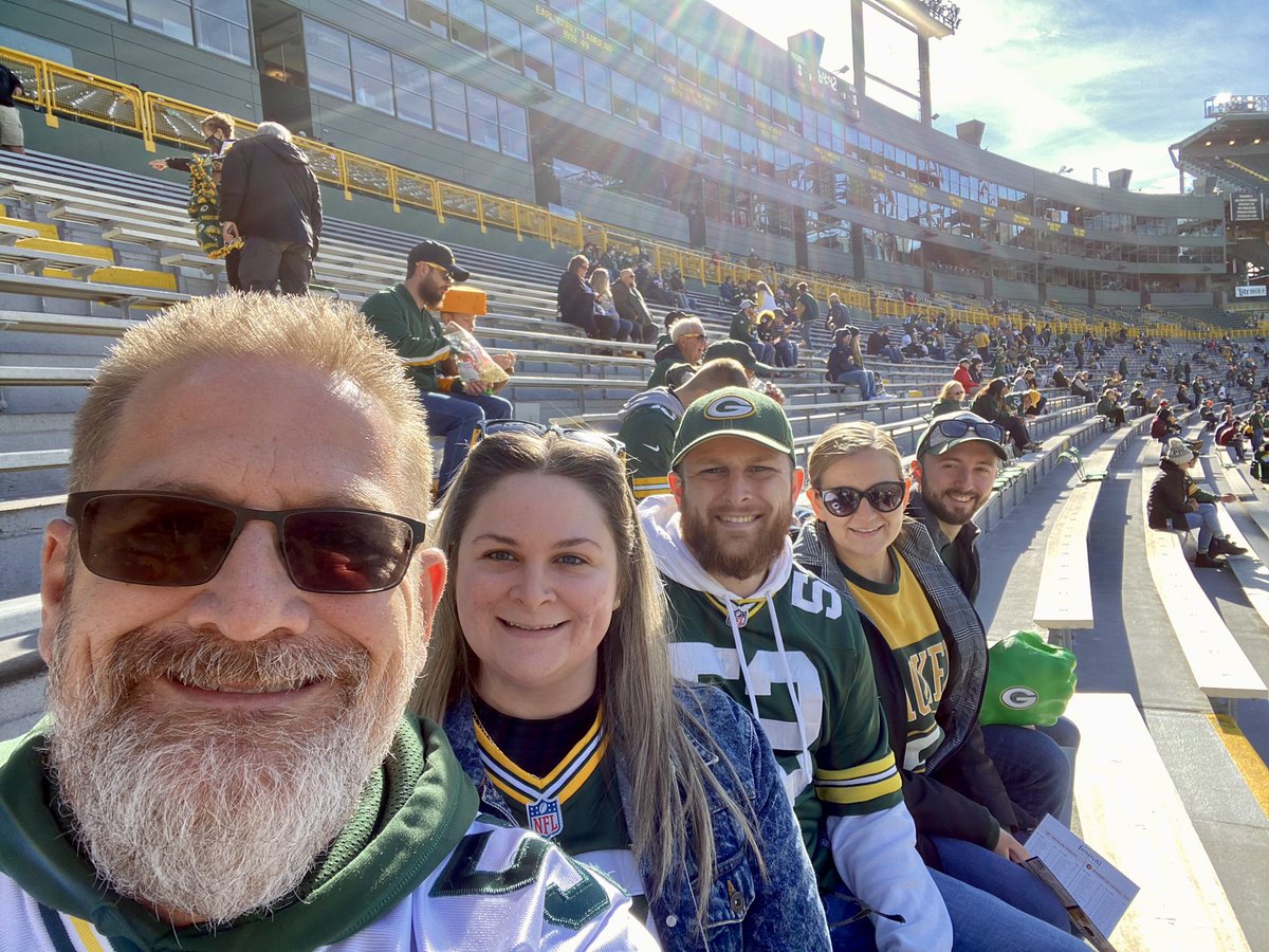 mandahansen7's tweet photo. #GetLoudLambeau https://t.co/4IZC0EhRrw