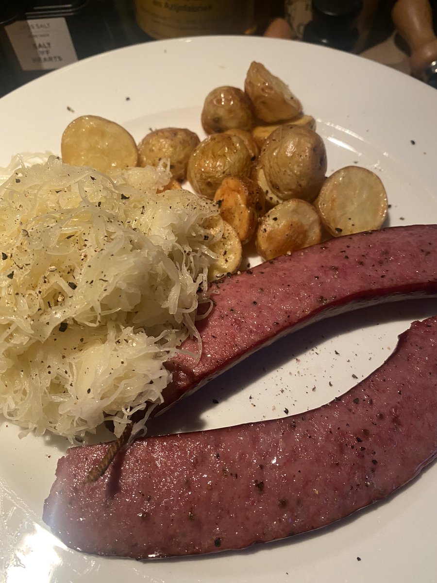 Verwonderster's tweet photo. Ik maakte zelf zuurkool en ik kan het iedereen aanraden.
En ja, dat is echte worst. Van wild zwijn #parttimevegan #heeeelsomsnogcarnivoor https://t.co/TS5uHC7dXp
