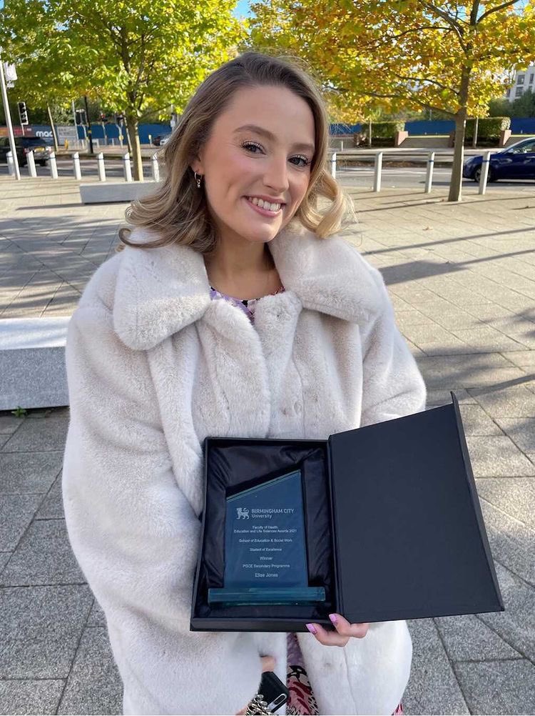 elisenicky's tweet photo. What a day ✨ BCU’s HELS awards 2021, an honour to be nominated and win 🥺❤️ so grateful to everyone who supported me during my PGCE, ily all🌟 Here’s to the future of inspiring people through Drama 🎭 https://t.co/BFU39Msp7V