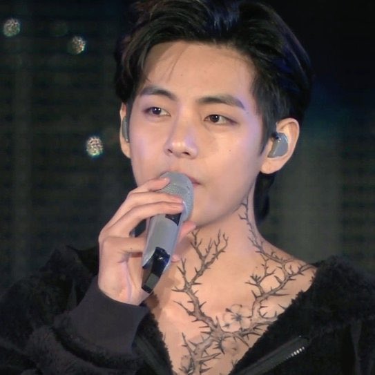 Janetnahir2's tweet photo. Cómo me encantaría decirle a Taetae que no se sienta mal, que no se culpe ni se castigue, lo hizo increíble, su presencia y su porte fueron perfectos, y estoy muy orgullosa de el, al igual que los demás.🥺💜✨ https://t.co/sDWIlCSHUq