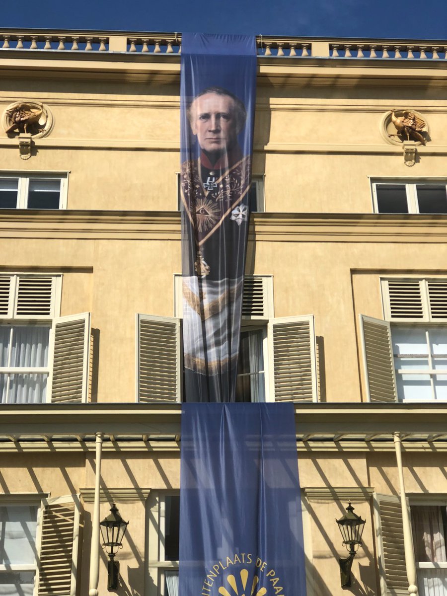 De buitenkant van het toenmalige woonhuis is weer terug gerestaureerd naar het ‘Pruisische geel’ uit de tijd van Prins Frederik en is onlangs feestelijk geopend. @PaulHRem <a href="/WillemdePrater/">Willem de Zwijger</a> Zie ook de toelichtende reportage van <a href="/omroepwest/">Omroep West</a> m.youtube.com/watch?v=hYoBHr…