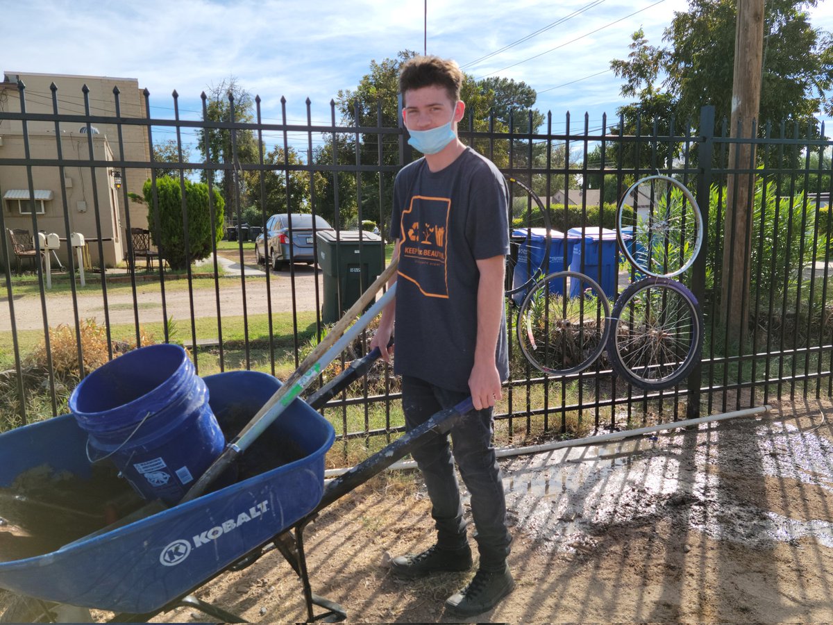 KPB_AZ's tweet photo. And we're off!! Another great day fixing up our Pierson Street Community Garden with great volunteers & the very awesome @TitosVodka #BlockToBlock crew! #LoveTitos #KPBGardens #DoBeautifulThings #DoBeautifulThingsPHX https://t.co/eOR7adEIqi