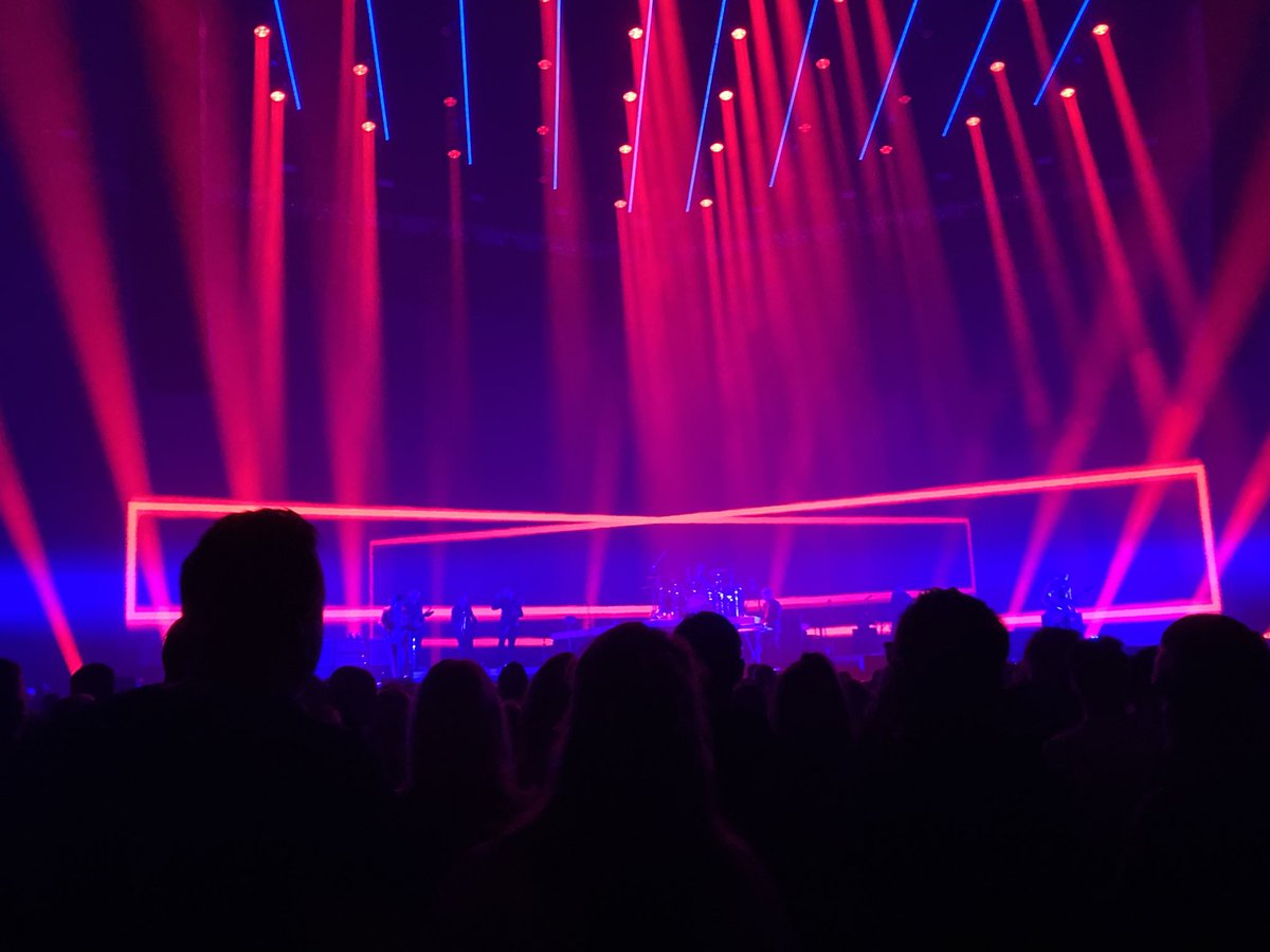 Zoveel passie en emotie en die over weten te brengen op het publiek, deze was bijzonder! <a href="/Di_rectMusic/">DI-RECT</a>