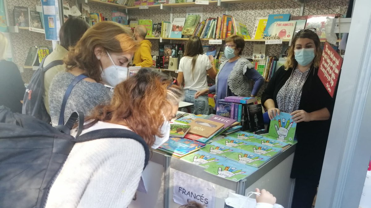 🤩 Increíble experiencia la de firmar ejemplares de FAUNA EN VERSO en la Feria del Libro de #Valencia.

📚 Gracias a @EditGusanillo y al 'amazing team' de @EnglishWooks que me ha hecho un hueco en su caseta esta mañana.

¡La próxima ✒ a tu lado @stevienpapel!

#SueñosCumplidos