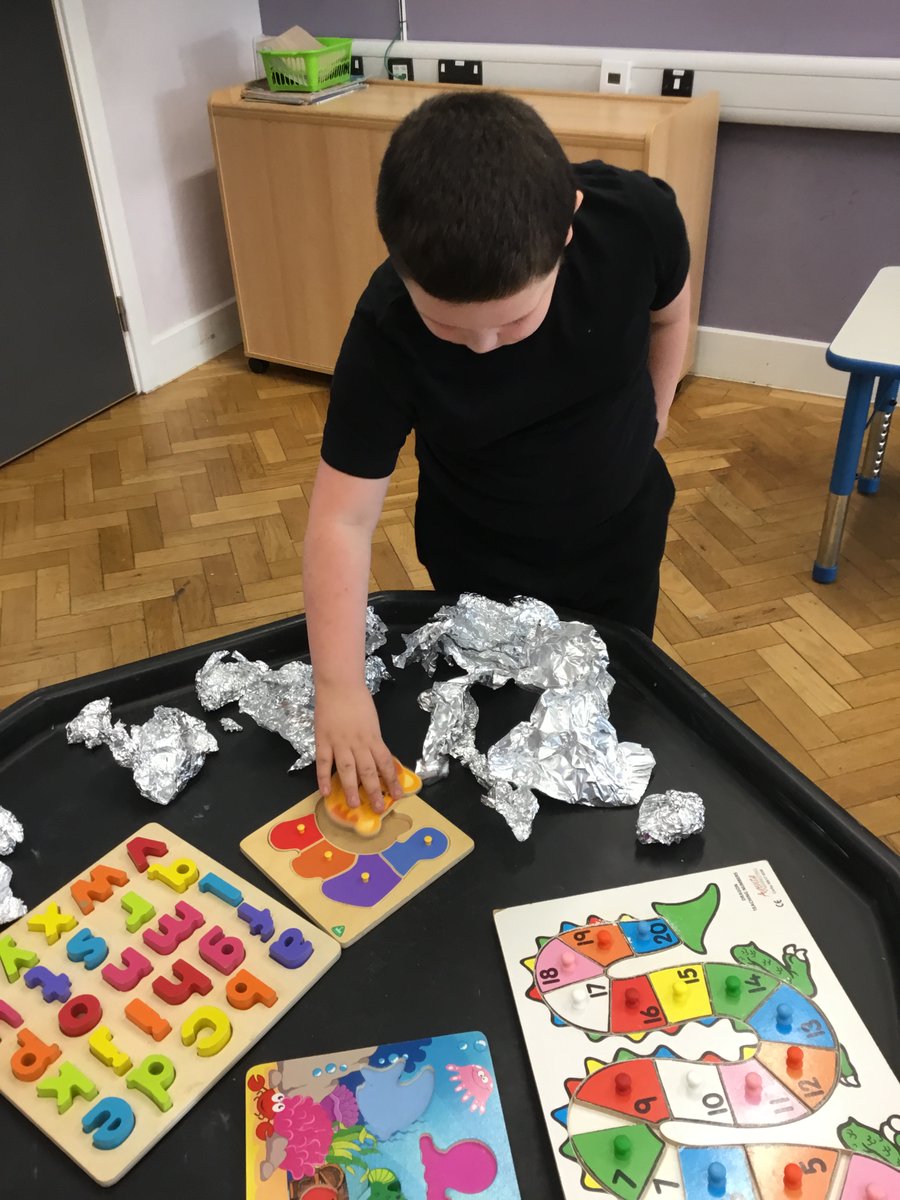 YsgolBrynDerw17's tweet image. Class Gwyrdd have shown a huge interest in exploring a range of activities recently -  they have shown us which stimuli and activities interest and motivate them to pay attention and investigate further #engagementmodel