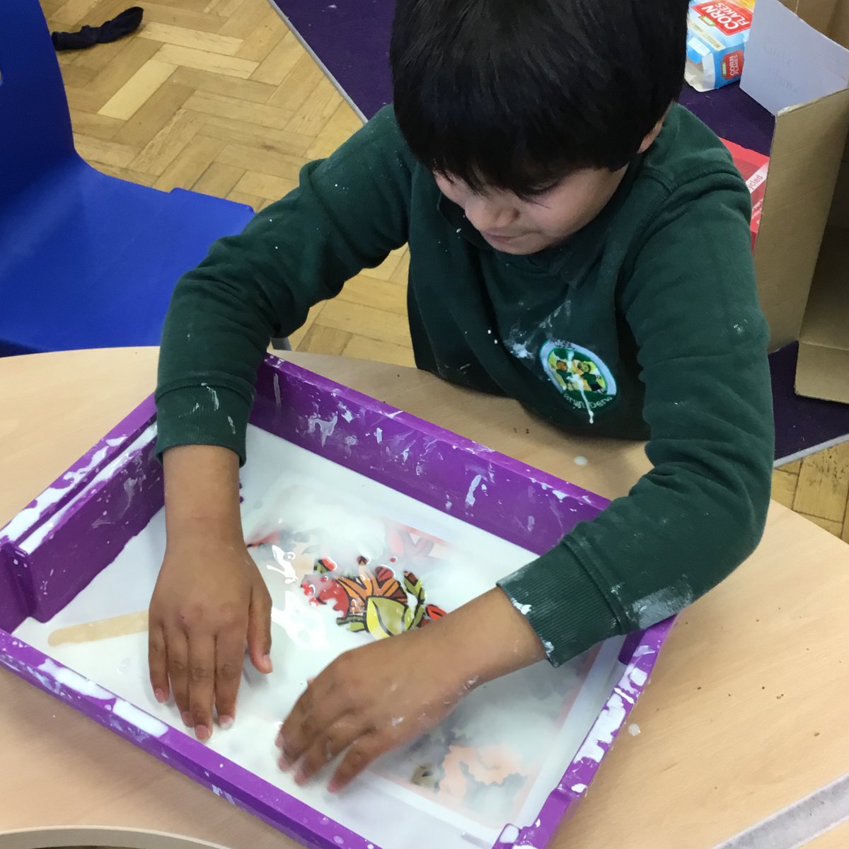 YsgolBrynDerw17's tweet image. Class Gwyrdd have shown a huge interest in exploring a range of activities recently -  they have shown us which stimuli and activities interest and motivate them to pay attention and investigate further #engagementmodel