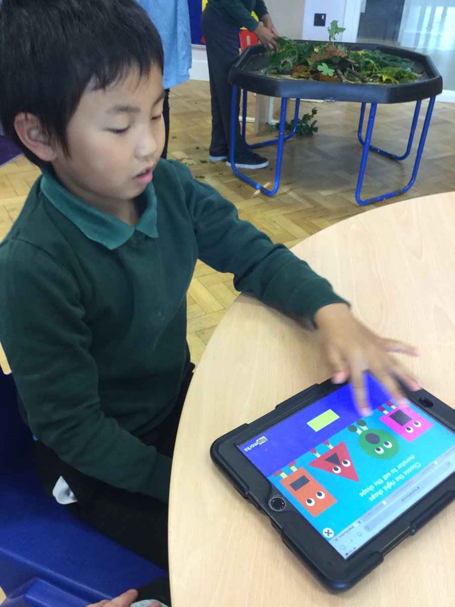 YsgolBrynDerw17's tweet image. Class Gwyrdd have shown a huge interest in exploring a range of activities recently -  they have shown us which stimuli and activities interest and motivate them to pay attention and investigate further #engagementmodel