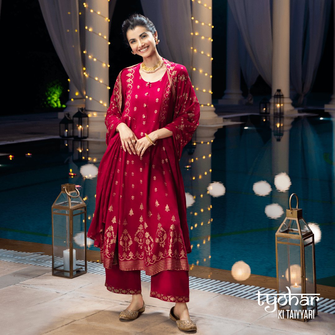 Rangriti's tweet photo. Walk the path of sparkly celebrations and adorn this beautiful red attire this Karwa Chauth by Rangriti✨

#BeInstaReady aur shuru karo #TyoharKiTaiyyari💃

To shop, click the link here: https://t.co/3M7lLF95NZ or visit a Rangriti store near you!

#festivevibes #festivecollection https://t.co/4LzXToxFFd