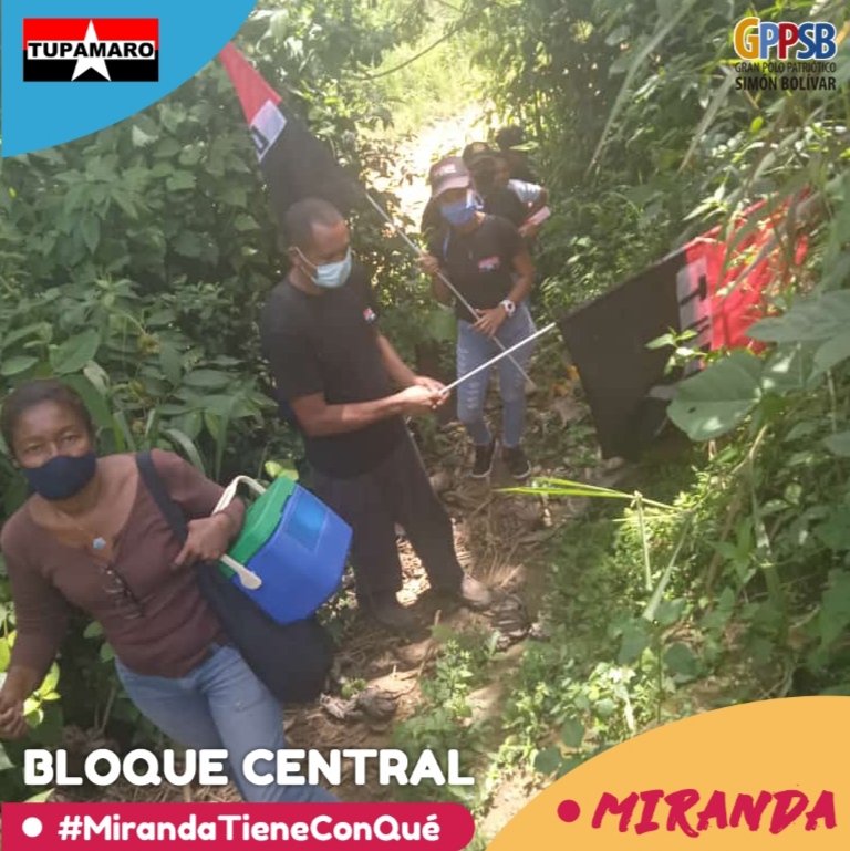 MirandaMrt2's tweet photo. #24Oct 📸 || 
¡POR AMOR AL PUEBLO! 

Nuestra militancia del Mcpio. Tomás Lander efectuaron abordaje casa a casa en acompañamiento para la administración de vacunas contra el Covid19 y captación para los distintos programas sociales. #TupamaroRebelde https://t.co/wHEHYbR1sb