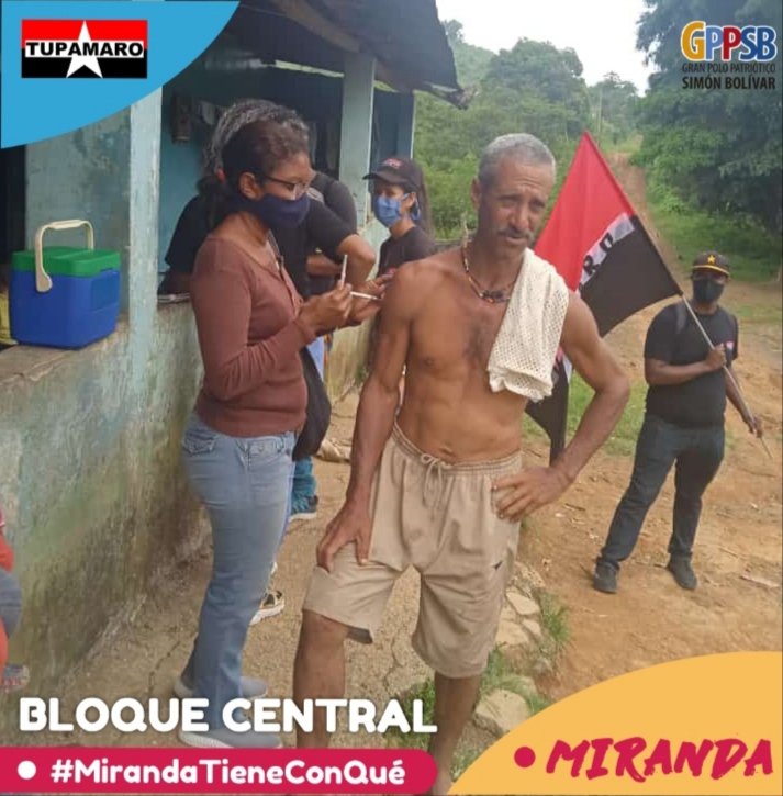 MirandaMrt2's tweet photo. #24Oct 📸 || 
¡POR AMOR AL PUEBLO! 

Nuestra militancia del Mcpio. Tomás Lander efectuaron abordaje casa a casa en acompañamiento para la administración de vacunas contra el Covid19 y captación para los distintos programas sociales. #TupamaroRebelde https://t.co/wHEHYbR1sb