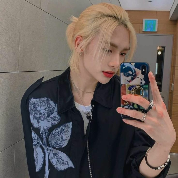 Yo Arlo here, Im using Hyunjin as my FC. Im playing RP because im boored :/ , pls be moots or hmu ?
.
.
#roleplayerindonesia #roleplayerindo #roleplay