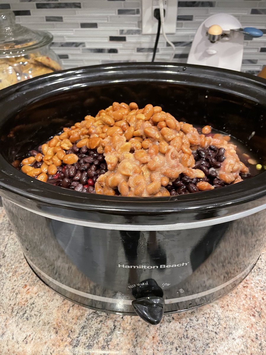 madameguru's tweet photo. This is what Sunday once a month looks like at my house #timetocook #fillingthefreezer #cookingforfriends #matzohballsoup #chili #lasagna https://t.co/wonKO3nmnq
