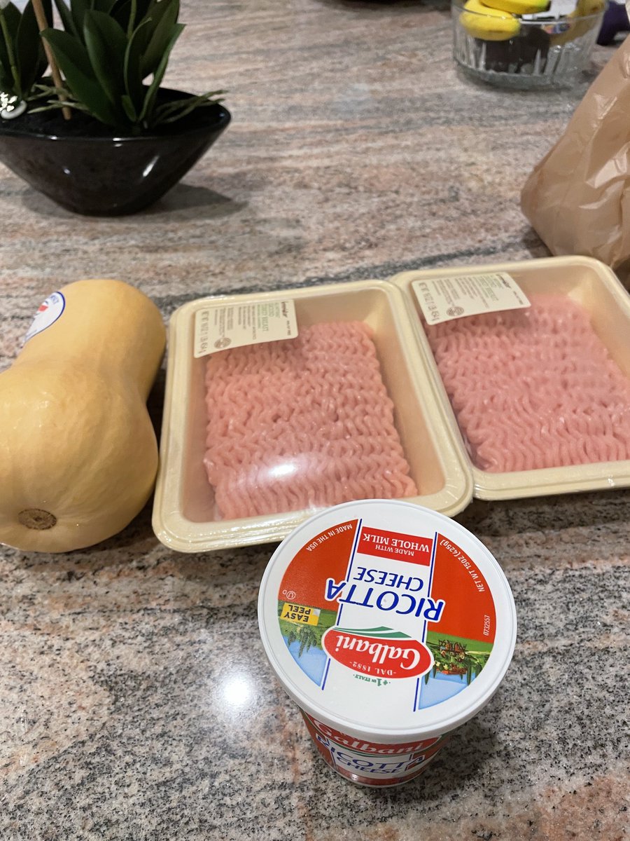 madameguru's tweet photo. This is what Sunday once a month looks like at my house #timetocook #fillingthefreezer #cookingforfriends #matzohballsoup #chili #lasagna https://t.co/wonKO3nmnq
