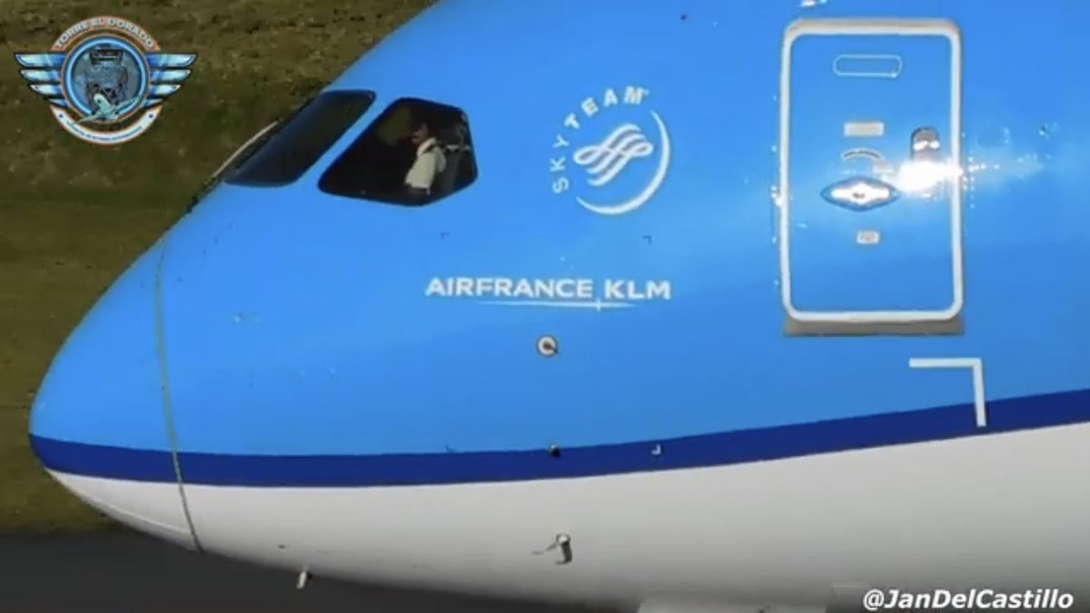 #Nuevo #Vídeo Grabamos con potente zoom el despegue de avión de <a href="/KLM/">KLM</a> hasta desaparecer - TORRE EL DORADO bit.ly/3pv5jej
