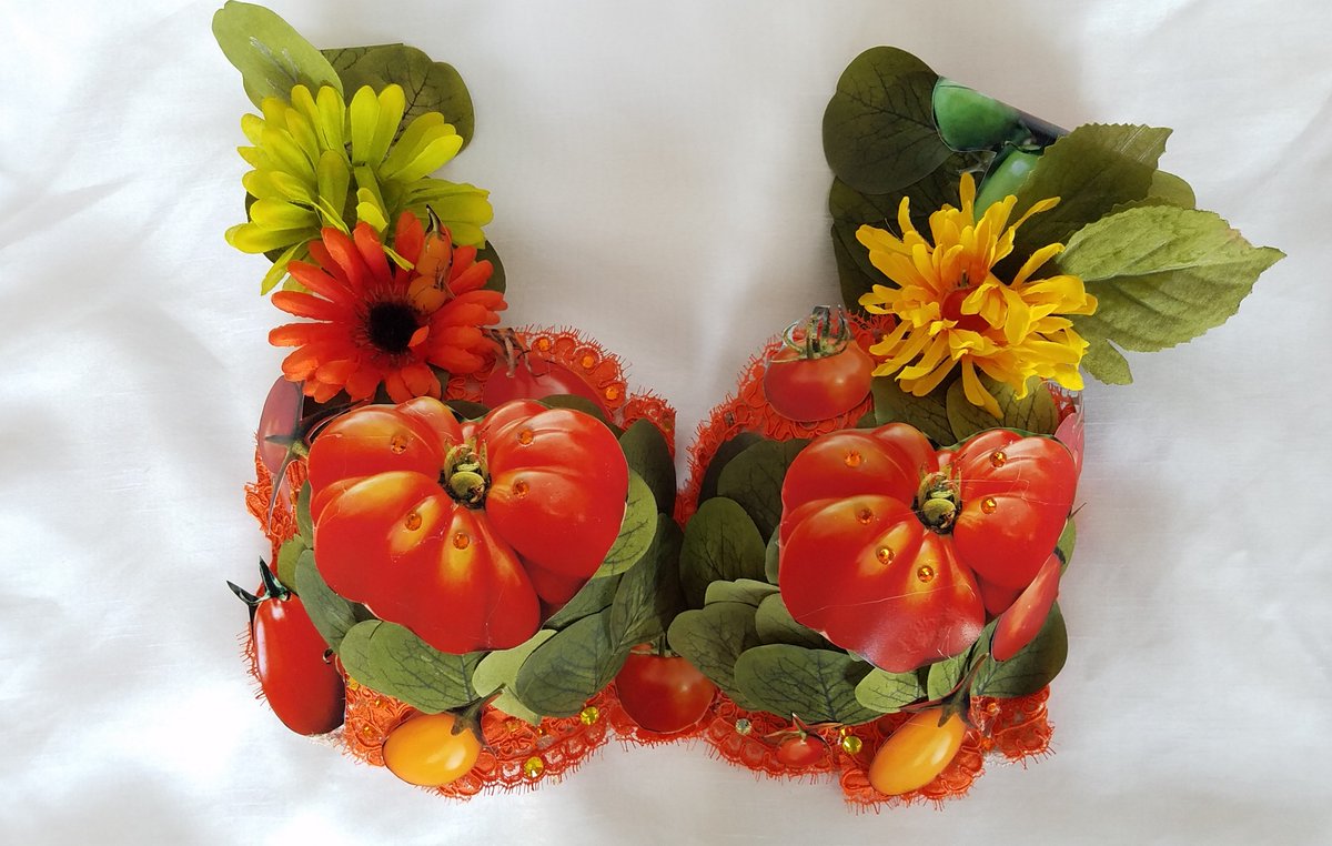 Create4ACauseNY's tweet photo. Silent auction of beautifully decorated bras during #DragBingo 4-6pm today at Inwood Farm - 600 W 218 St NYC. 
See art pieces by @staceysager7 @KKeatng &amp; others.  
Proceeds benefit @RedDoorCm.  
Can't wait!

#cancersucks #BCAM #fundraiser #inwood #uptown #silentauction #funinNYC https://t.co/M5T3Rd3Eid