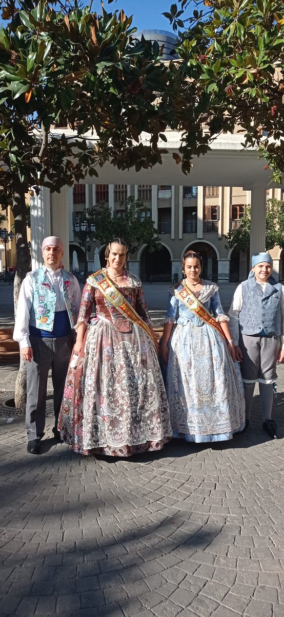Solemne acto de exaltación de la Reina de la huerta de Valencia 2022, al cual asistieron nuestros representantes, celebrado en el teatro de la banda Primitiva de Paiporta este sábado.
💚💚💚💚💚💚