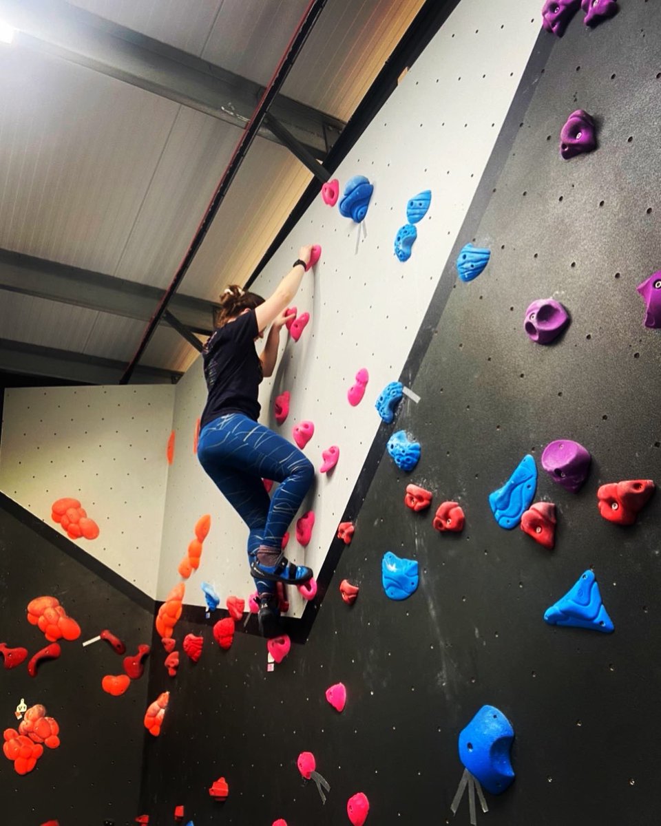 MissDaisyEvans's tweet photo. ๐ง๐ปโโ๏ธInternal dialogue: โdonโt fall, donโt fall, this is actually high, helpโ.
@RocBlocCardiff โจ
#Bouldering #Newbie #BuildThatCore #Process #MiniVictories https://t.co/9bWARo9mPL