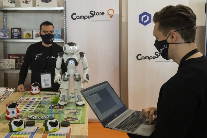 MakerFaireRome's tweet photo. Quando la fiducia nel futuro è ben riposta: nell’area #Education di #MFR2021 sono stati più di 30 i progetti provenienti da scuole secondarie, e oltre 20 i progetti di #ITS provenienti da tutta Italia e selezionati dal @MIsocialTWe dal team di #ITS4.0 ⤵
https://t.co/8ecP1MxAGO https://t.co/0X8XTqStk1