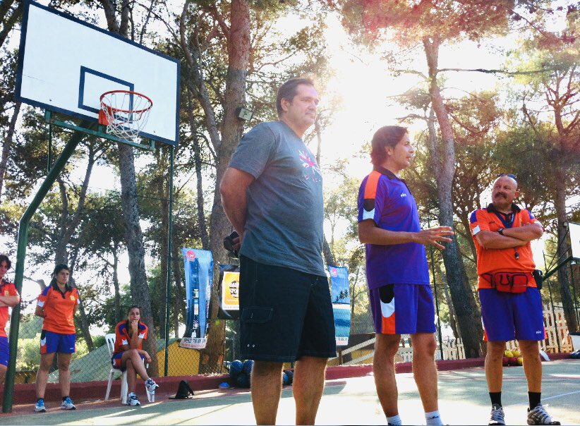 GABERSPORTS's tweet photo. Otro grande de los banquillos como @PacoAurioles también nos visitó en aquel verano de 2013 y en el III #campusgaber El gran Paco Aurioles, referente en el #baloncesto de formación, departió y compartió sus experiencias en las canchas, como jugador y luego desde los banquillos. https://t.co/7fg2e1EcQ6