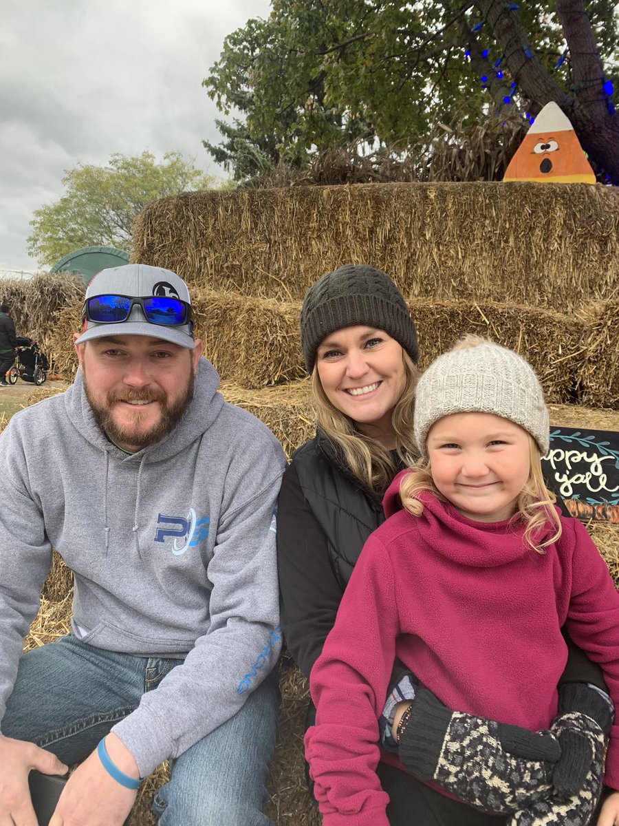 mrseckhart's tweet photo. Spending this Sunday looking at pumpkins, eating apple cider donuts, watching the Packers win, and getting cozy listening to the rain. #allthingsfall #sundayvibes https://t.co/8QQtc1ZpKC