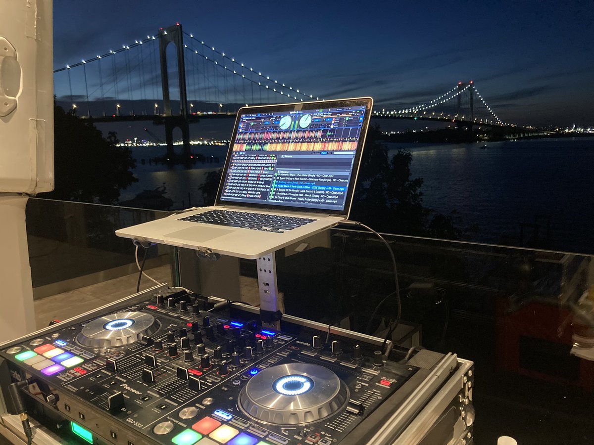 The city that never sleeps🗽#nyvideodj #musicvideodjs #nycvideodj #nycmusicvideodj #nymusicvideodj #newyorkvideodj #newyorkmusicvideodj  #nycvj #newyorkvj #nyvj #djtoby #djtobyny #djtobynyc #musicvideodj #mvn #nyceventvideodj #videodj
#videodjnyc  #musicvideodjnyc #musicvideodjny