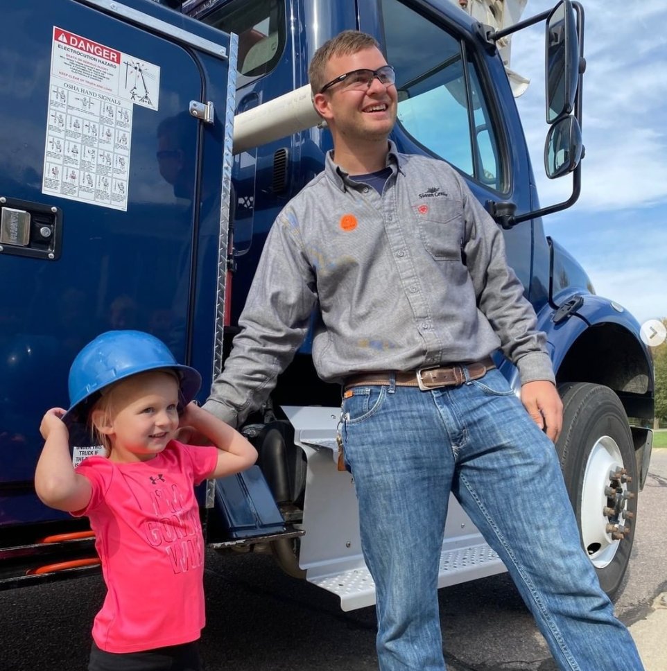 bevins_co's tweet image. repost: @siouxcenter We love meeting people who are even more excited about our work than we are! Thanks to the Kinsey Elementary TK classes for hosting us this week.
We are #communitypowered #publicpower
#futurelineworkers #futurelinemen #lineman #linemanlife #futurecareer