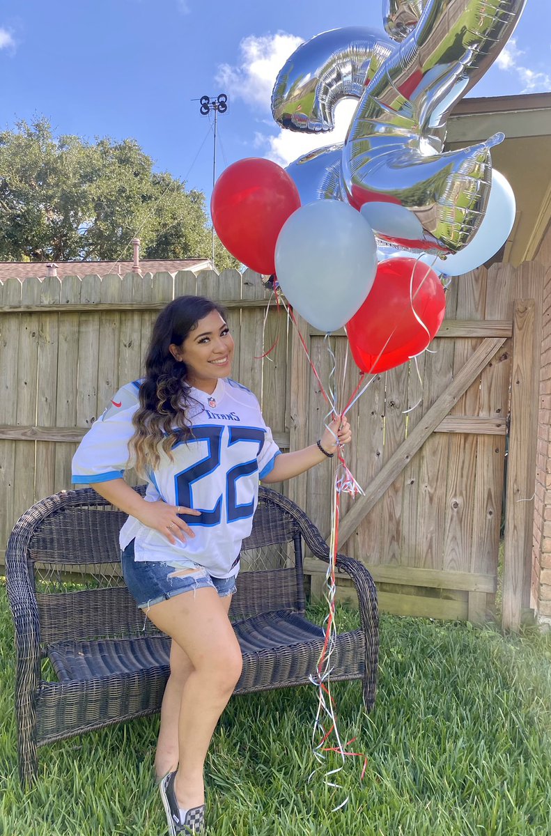 alyssa_raelyn26's tweet photo. It’s my Derrick Henry year 💙 2 more days and I’ll be 22 🥳 Great win today!! TitanUp ⚔️🔥 @titans @KingHenry_2  #Titans https://t.co/hx6Insa4D5