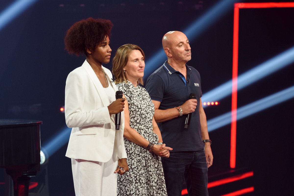 thevoicept's tweet photo. E estes pais babados? Quem aguenta? 😍 A Beatriz vai para as Batalhas na equipa do António Zambujo! #TheVoicePT https://t.co/oNr1YLF7jX