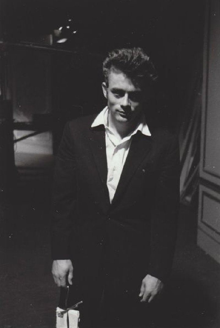 HollywoodForev4's tweet photo. "Being an actor is the loneliest thing in the world. You are all alone with your concentration and imagination, and that's all you have." - James Dean. https://t.co/8sadWZ81tJ