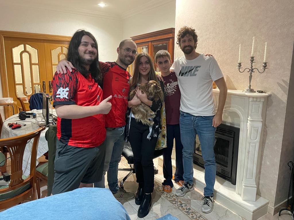DaniMunueraGar's tweet photo. Super contento con el top4 en el @Unite_VR , y mucho más con el grupo que formamos! somos un equipazo y esto es solo el comienzo!! 💪🏻 @RedsGaming_ESP #GoReds 🔥🦅
@AnnaDuckRL @PedroDuckx @fuenciscoalamo @icepevgc @Michel_VGC @Spectronerx @DaniMunueraGar https://t.co/mCpFRFv5tS