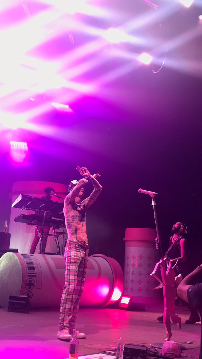 AnaPaulaDuarte5's tweet photo. If I could repeat this day forever I would. First and definitely not my last MGK concert ❤️🔥🤘🏼 #ticketstomydownfalltour #ttmdtour #mgk #machinegunkelly #colsonbaker https://t.co/Ay99KPu87n
