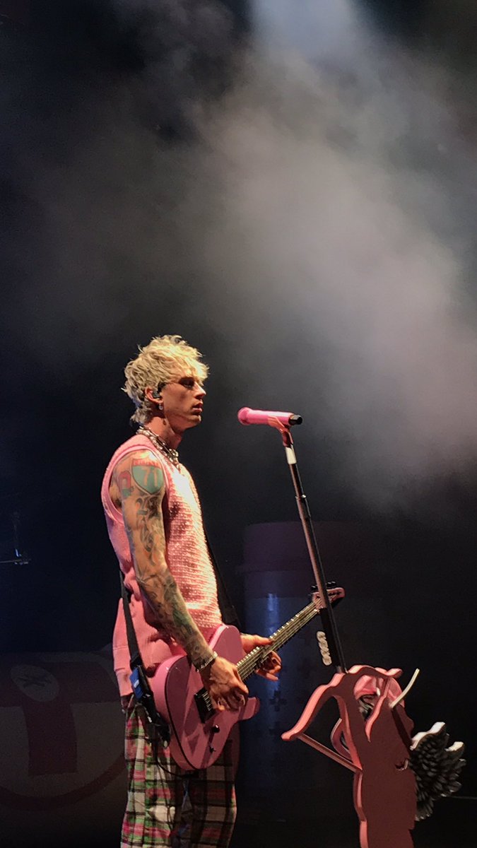 AnaPaulaDuarte5's tweet photo. If I could repeat this day forever I would. First and definitely not my last MGK concert ❤️🔥🤘🏼 #ticketstomydownfalltour #ttmdtour #mgk #machinegunkelly #colsonbaker https://t.co/Ay99KPu87n