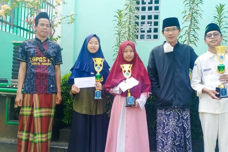 sabilulhasanah's tweet photo. Selamat kepada Para Santri Sabilul Hasanah yang memenangkan Lomba Baca Kitab Kuning. Dalam peringatan Hari Santri Nasional 2021. Di Provinsi Sumatera Selatan.
#mqk #mqk2021 #lombabacakitab #santrinusumsel #nusumsel #pwnusumsel #rmisumsel #forpess https://t.co/cr9y9bxJCK