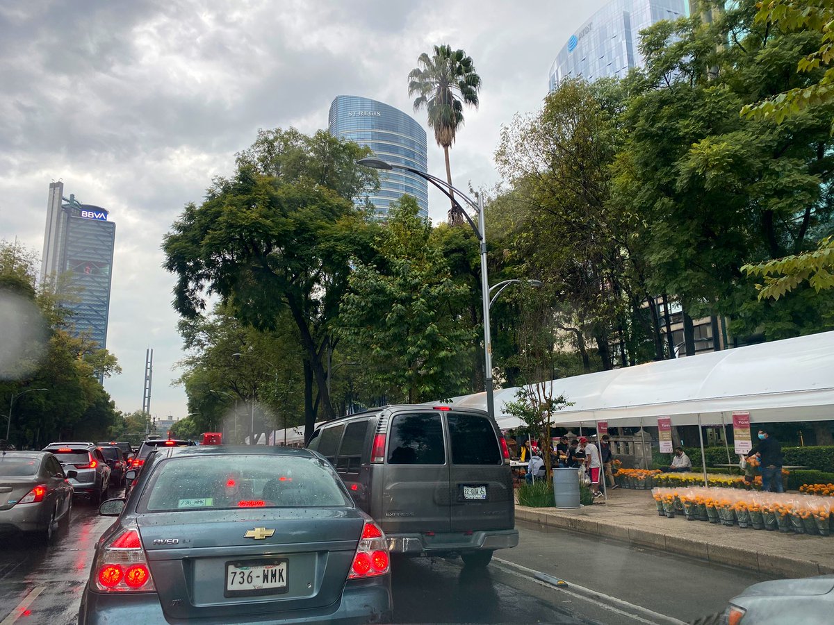 Liberen Reforma. Entre tianguis de flores y que no hay un solo tránsito en Sevilla <a href="/OVIALCDMX/">OVIAL_SSCCDMX</a> <a href="/UCS_GCDMX/">Unidad de Contacto del Secretario SSC CDMX</a>