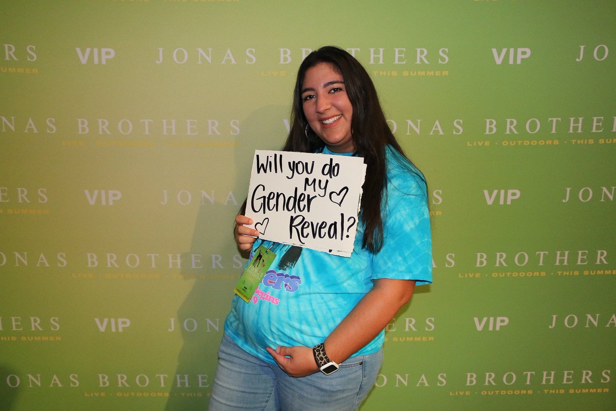 SisterVal1's tweet photo. How my night started——>how it ended 😭😭😭😭 I’ll always remember this!!!! #RememberThisTour #JonasBrothers https://t.co/E2QnusJ3UO