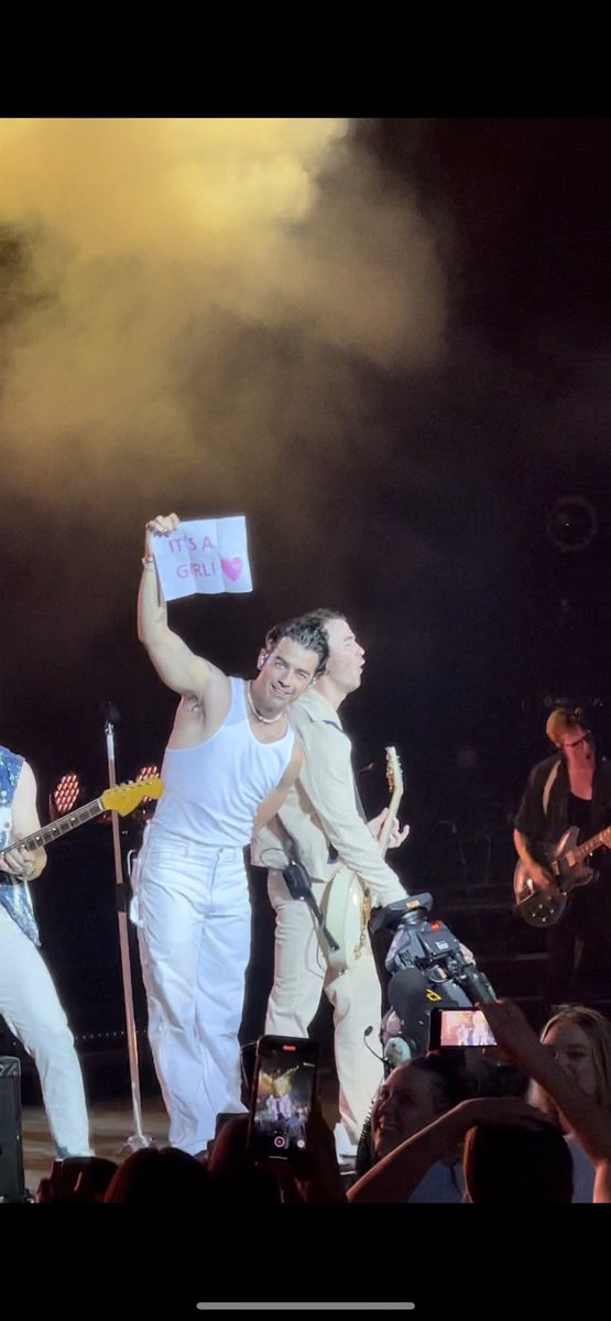 SisterVal1's tweet photo. How my night started——>how it ended 😭😭😭😭 I’ll always remember this!!!! #RememberThisTour #JonasBrothers https://t.co/E2QnusJ3UO