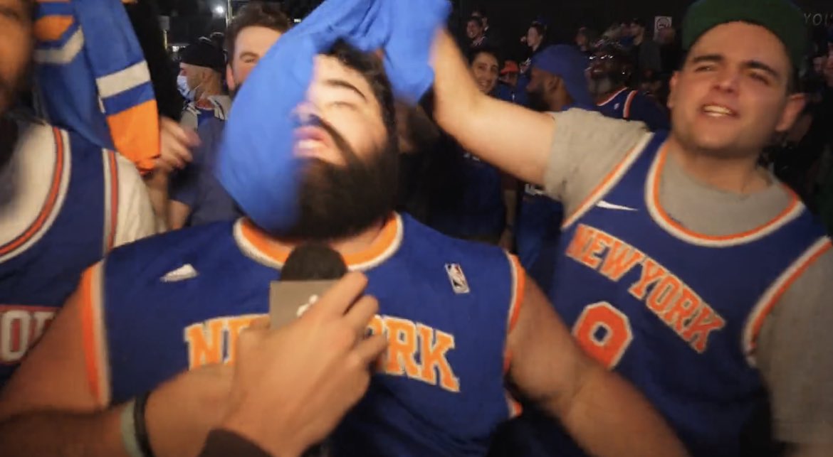 NbaGiro's tweet photo. @jotaplaystv A torcida do Knickao quando tem jogo em casa 🤷🏻‍♂️🤣 https://t.co/I3rR4ZDEk0