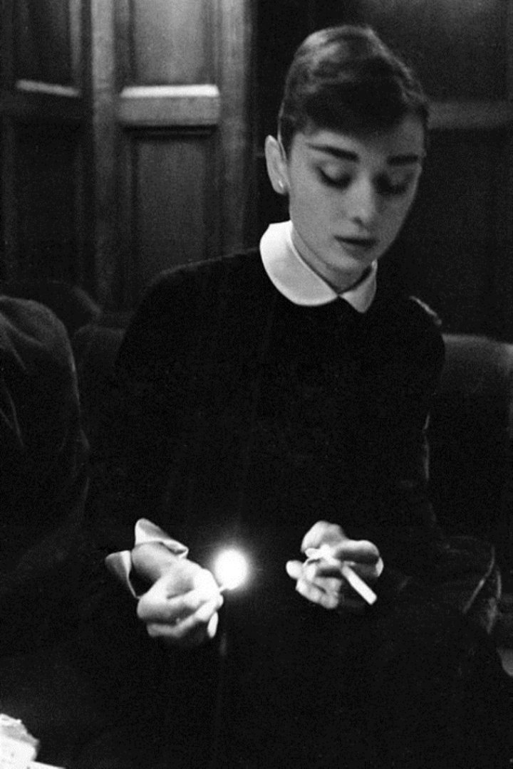 HollywoodForev4's tweet photo. Audrey Hepburn photographed by Bernard Lipnitzki at the Hotel Raphael in Paris, France, 1956. https://t.co/F13SzHW9YT