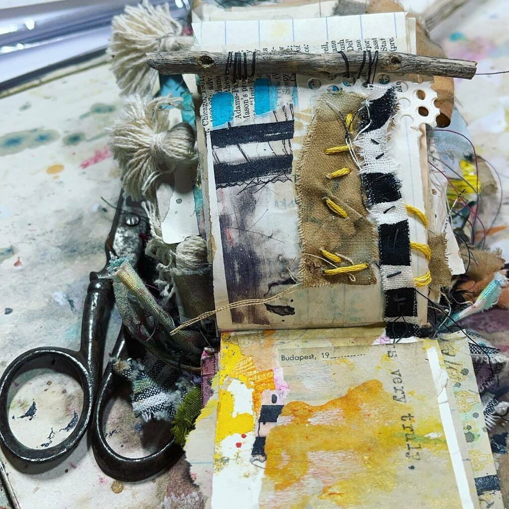 ebodygirle's tweet photo. Very truly. Going to finish this mini #soulsnacktagjournal
Channeling my inner @southerngals_designs with my little twig ๐
#artjournal #artjournaling #mixedmedia #mixedmediaartist #handstitching #slowstitching #miniartjournal #handmadejournal #hanโฆ https://t.co/CUb5voaRNs https://t.co/b8AWconpGw