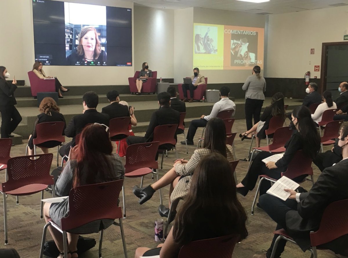 USCGNogales's tweet photo. Cónsul General Biedebach participó en el Foro sobre Movilidad Educativa organizada por @_FIELSC y #ModelUN. Fue una excelente oportunidad para promover la fantástica oferta educativa de los EE.UU. y hablar sobre las oportunidades y retos de la movilidad estudiantil.📚  🌎 https://t.co/IWPoluCojS