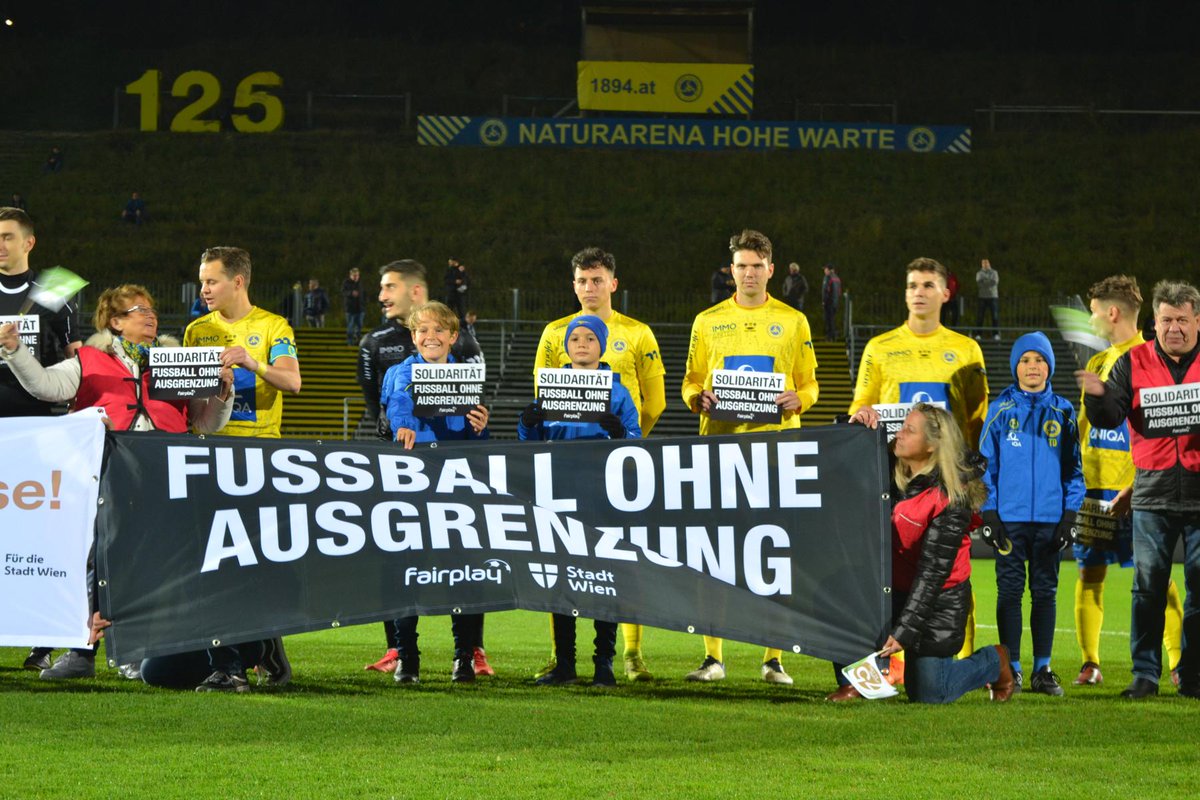 Fußball wirklich ohne Ausgrenzung ⚽️💪🏾 Beim #RLO Schlager <a href="/FirstViennaFC/">First Vienna FC 1894</a> vs <a href="/WienerViktoria/">SC Wiener Viktoria</a> begleiteten BewohnerInnen vom Pensionistenwohnheim die Teams aufs Feld. Auf der Hohen Warte ist echt  #KleinPlatzfürDiskriminierung 💙💛
#fairplayaktionswochen #Solidarität #footballpeople