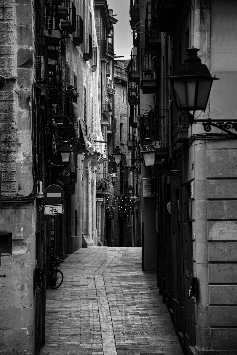 #Barcelona #BarriGòtic #blackandwhitephotography #streetphotography #urbanphotography #nikonphotography #Nikon