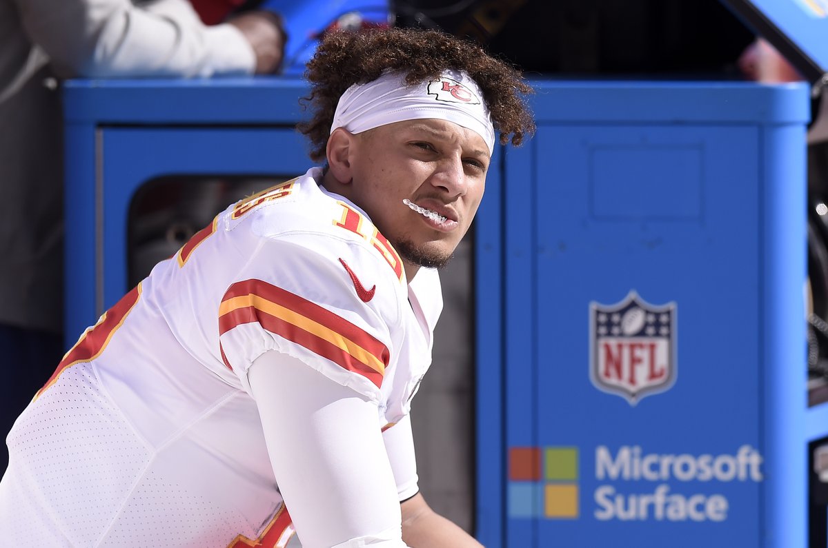 BleacherReport's tweet photo. Tough stretch for Patrick Mahomes

— Leads NFL with 9 INTs (tied with Zach Wilson)
— Six straight games with a pick (longest of career)
— 16 INTs in 16 games
— 2 turnovers today
— Down 27-0 at halftime to Titans https://t.co/twecOqIUW3