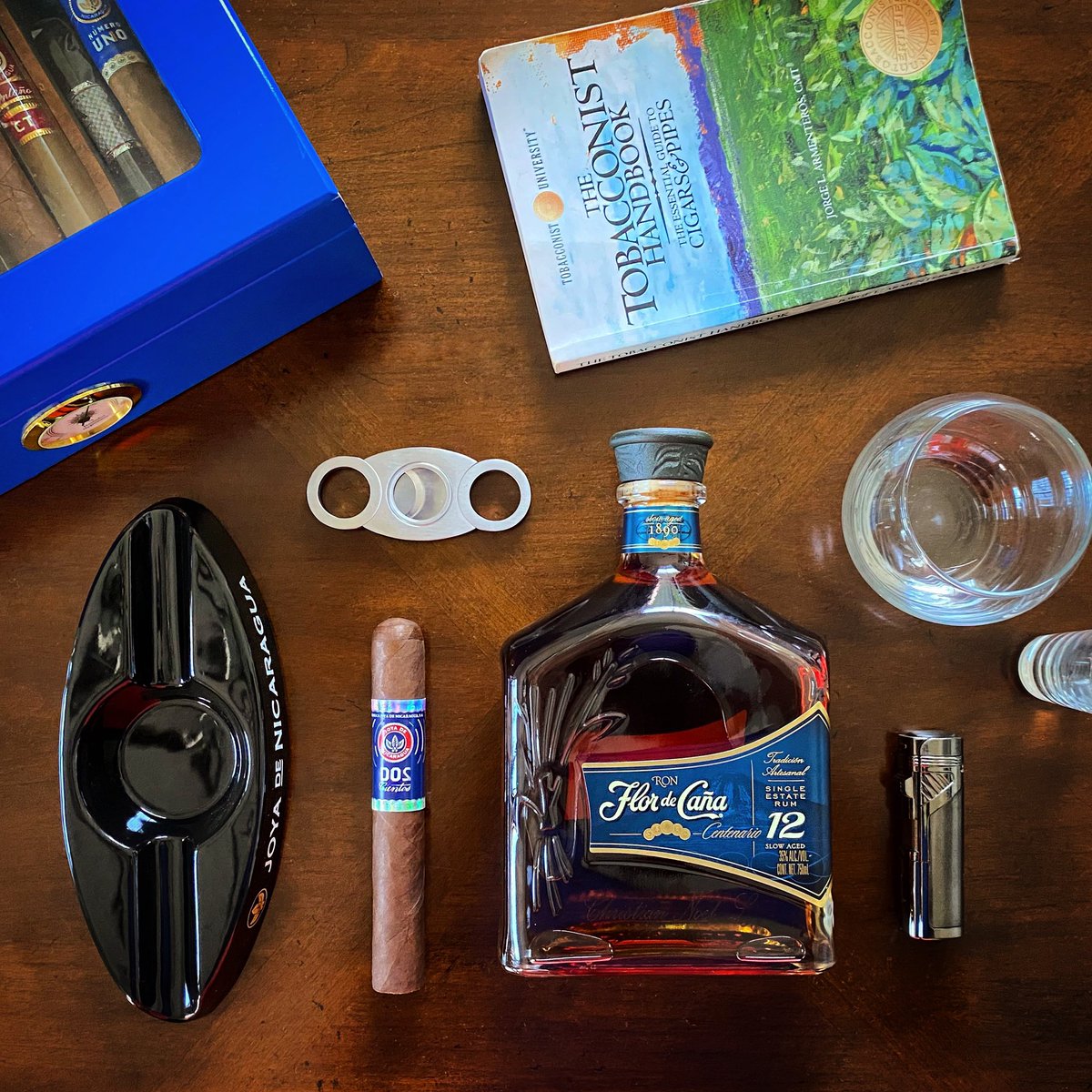 joyacigars's tweet photo. Sunday plans: a good book, a nice drink and a great cigar🙌🏽

#DosCientos is part of our #ObrasMaestras or #MasterPieces🎖 This is a super-premium cigar that embodies our region’s history🇸🇻🇨🇷🇳🇮🇬🇹🇭🇳

Do not miss to try it!

#JoyaCigars #DosCientosSeason #CigarLife #CigarPairing https://t.co/2284Cz347j