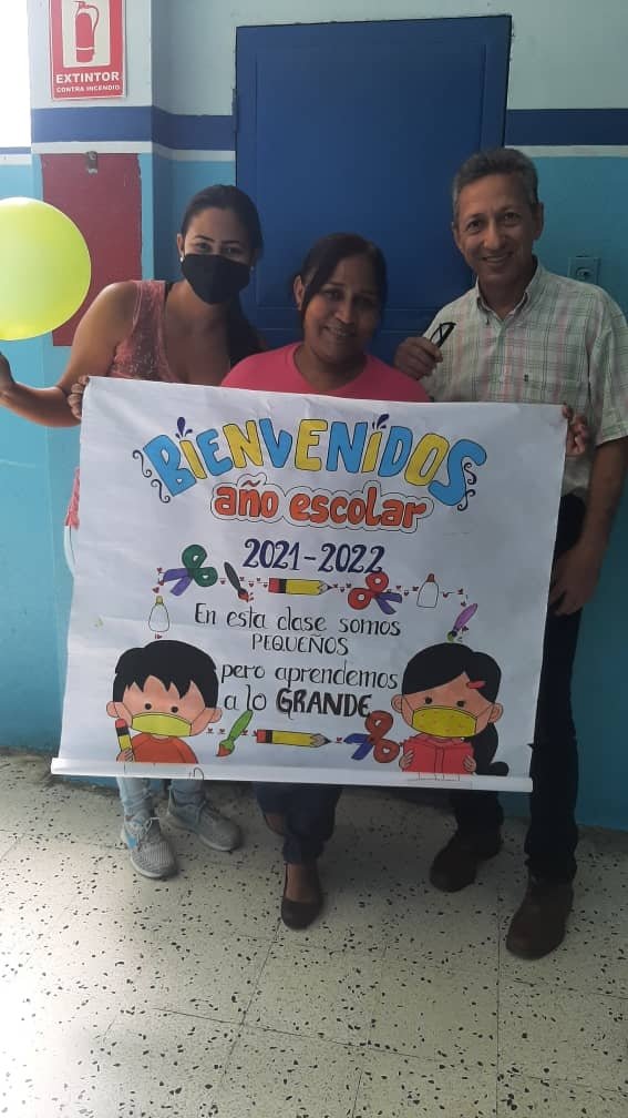 educativa_simon's tweet photo. #24deOct La UECA Angel de la Guarda con entusiasmo y alegría preparándose para dar la bienvenida al Regreso a Clases Seguro Progresivo y Voluntario 2021/2022, con la ambientación de sus espacios para recibir a los niños y niñas este #25deOct.
#DigamosPresente
@RiveroJilberto2 https://t.co/pqmp3ZK0Dd