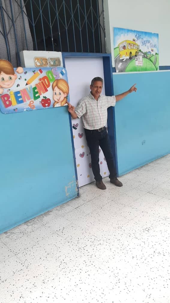 educativa_simon's tweet photo. #24deOct La UECA Angel de la Guarda con entusiasmo y alegría preparándose para dar la bienvenida al Regreso a Clases Seguro Progresivo y Voluntario 2021/2022, con la ambientación de sus espacios para recibir a los niños y niñas este #25deOct.
#DigamosPresente
@RiveroJilberto2 https://t.co/pqmp3ZK0Dd