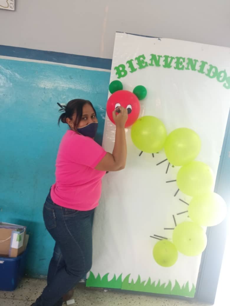 educativa_simon's tweet photo. #24deOct La UECA Angel de la Guarda con entusiasmo y alegría preparándose para dar la bienvenida al Regreso a Clases Seguro Progresivo y Voluntario 2021/2022, con la ambientación de sus espacios para recibir a los niños y niñas este #25deOct.
#DigamosPresente
@RiveroJilberto2 https://t.co/pqmp3ZK0Dd