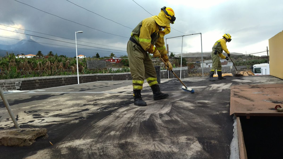 Adf247Sabadell's tweet photo. Nuestros voluntarios dejan La Palma después de una semana echando una mano a su gente. Desde la ADF Sabadell queriamos enviar todo nuestra fuerza y nuestro apoyo a toda la gente afectada por el volcan. #volcanCumbreVieja #VolcanLaPalma https://t.co/xPxTRiNzcu